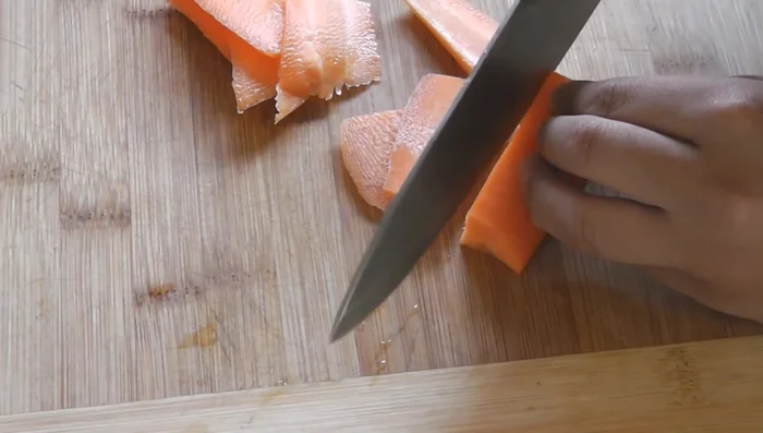 Dice the carrots and spring onions into very fine pieces.