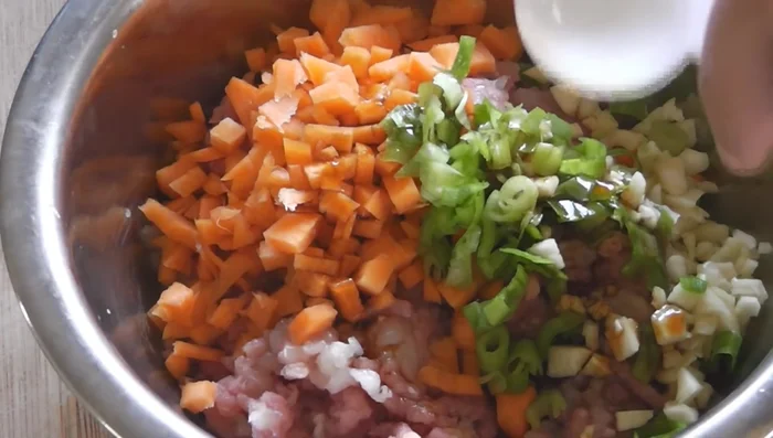 Add 1 teaspoon of light soy sauce, sesame oil, sake or Chinese cooking wine, and pepper to the meat mixture.