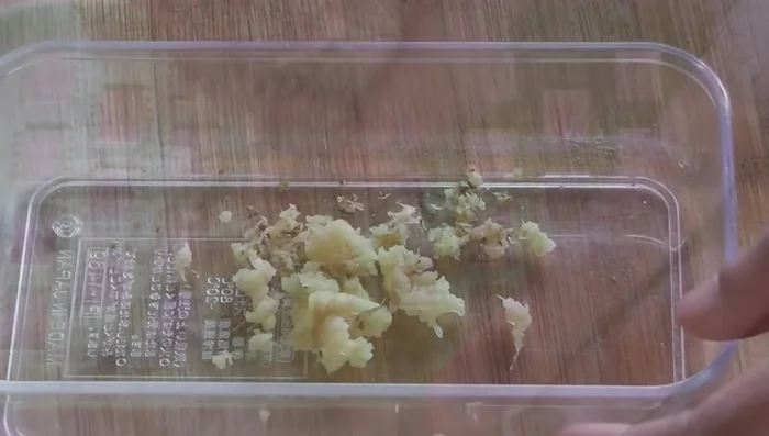 Squeeze about half a teaspoon of ginger juice and add it to the meat mixture. Stir well.