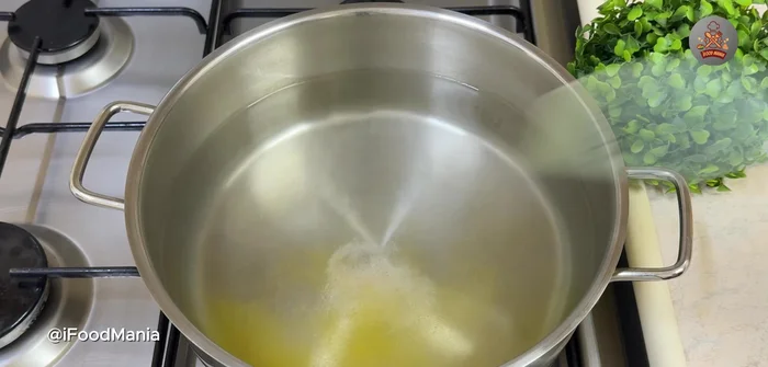 Boil water in a pan. Add salt and turmeric. Once boiling, add skewers and cook for 5-6 minutes until potatoes are soft. [156.599]