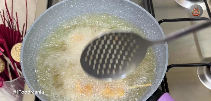 Heat oil in a pan. Fry skewers on high heat for 2-3 minutes until golden brown and crispy. [407.12]