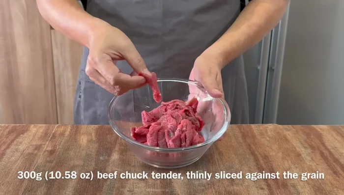 Marinate beef: In a bowl, combine sliced beef with oyster sauce, dark soy sauce, light soy sauce, white pepper, sugar, baking soda, and water. Mix well until beef absorbs the marinade. (Let it sit for 10-20 minutes)