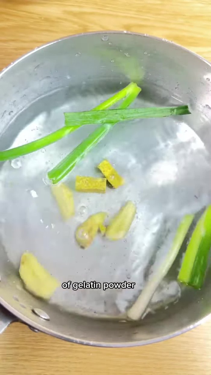 Prepare the soup jelly: Bloom gelatin powder in cold water. Add green onions, ginger, bay leaf, and seasonings to a pot of water. Heat for 20 minutes, stir in bloomed gelatin after 2 minutes. Turn off heat, strain, and refrigerate overnight.