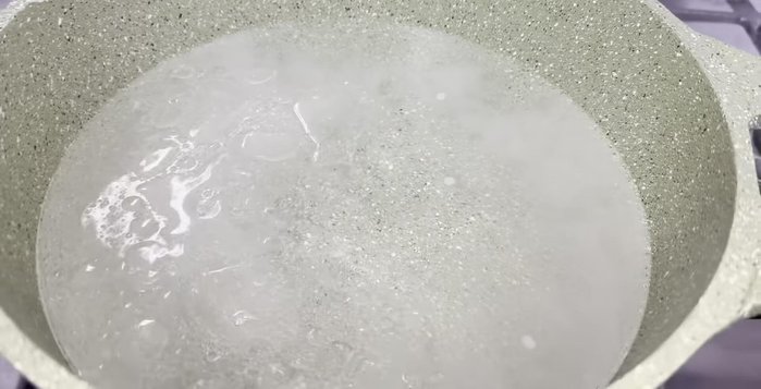 Cook the rice: In a pan, boil 2 cups of rice with salt and oil until cooked but not overcooked (around 90°C).