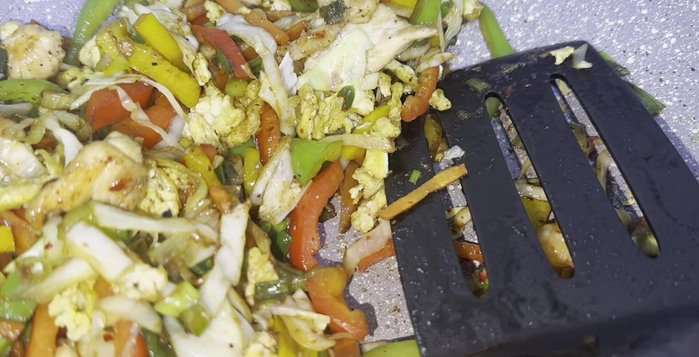 Combine fried rice ingredients: Add the fried chicken, fried egg, and stir-fried vegetables to the cooked rice. Mix gently.