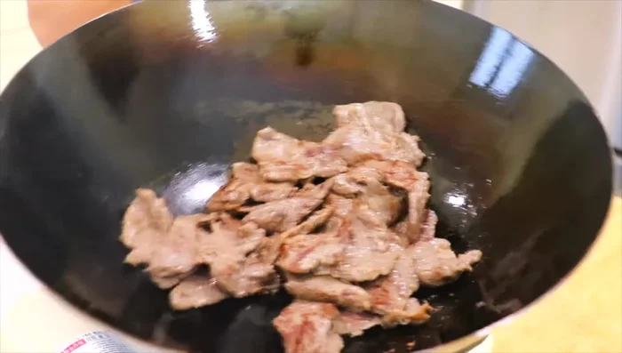 Add about 1 tbsp of oil to the wok over high heat. Add the onion and stir-fry until aromatic (about 30 seconds).