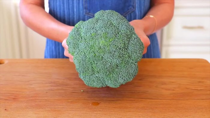 Cut broccoli into bite-sized pieces. For larger pieces, cut them in half. Rinse under running water a few times.