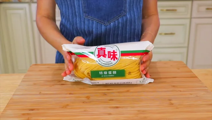 Cook low mein noodles in boiling water for about 3 minutes until al dente. Rinse with cold water to stop cooking and drain.