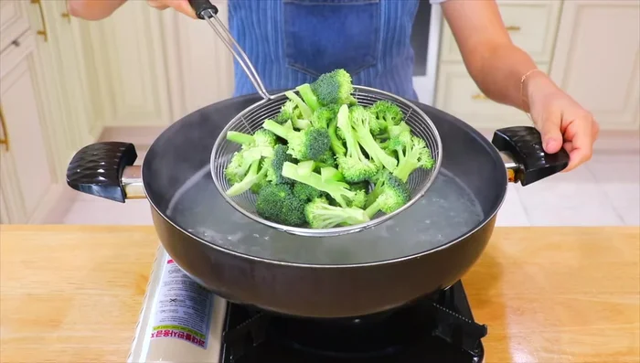 Add broccoli to a saucepan and steam for about 1 minute until softened. Remove and drain.