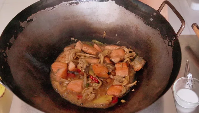 Pour Chinese cooking wine around the sides of the pan.
