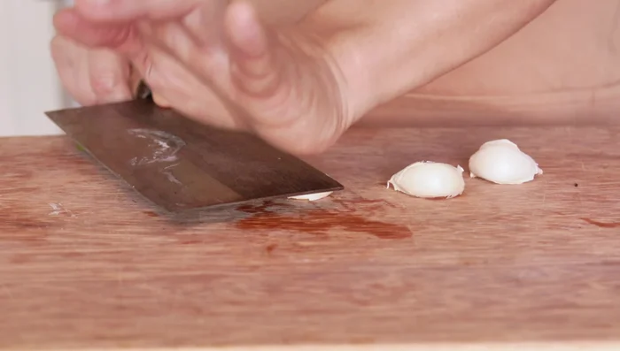 Roughly chop the garlic and cut the red chili into rings.