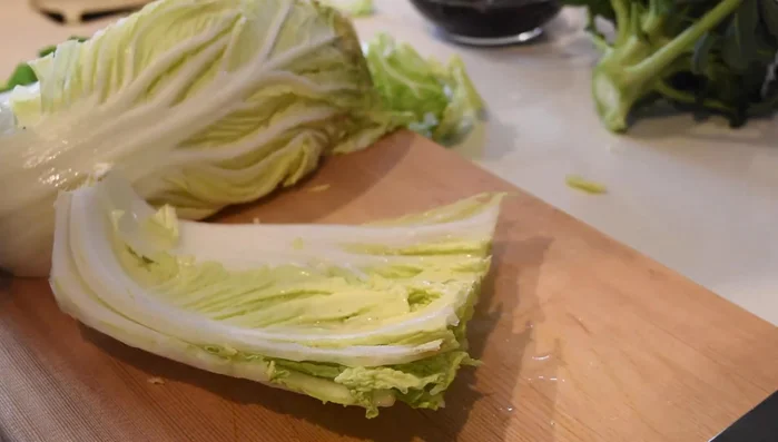 Remove damaged parts from the Chinese cabbage, make a slit in the stem, and split it with your hands.