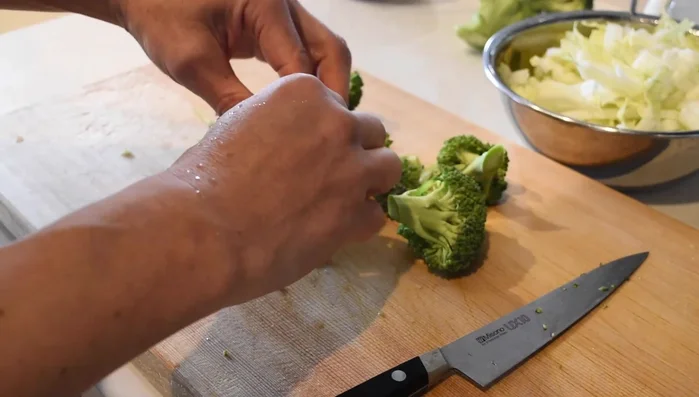 Cut the Chinese cabbage into strips.