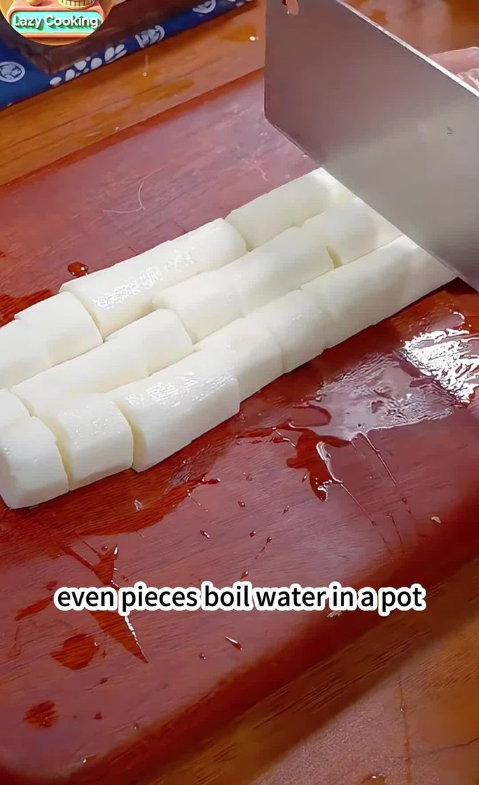 Boil water in a pot. Pour in the yam segments and blanch for about 1 minute.
