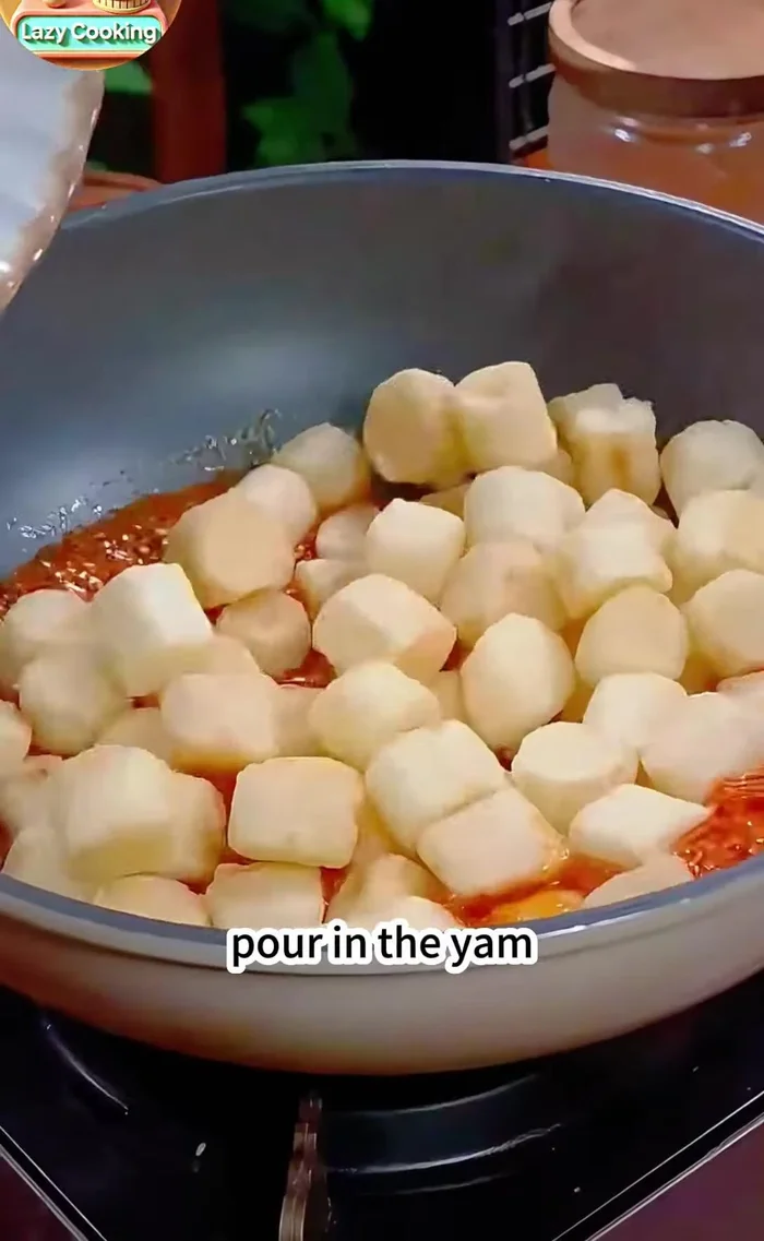 Add the fried yam to the sauce, stir quickly and fry evenly until coated.