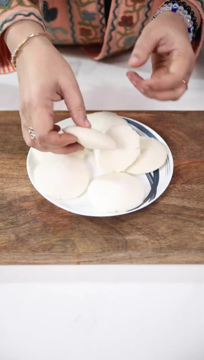 Prepare idlis beforehand. If you don't have idli batter, prepare a batter with semolina, curd, and salt.