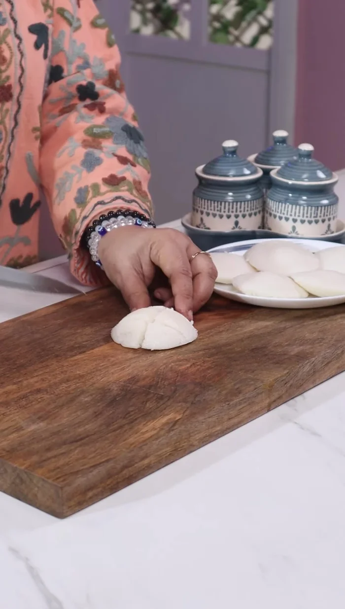 Cut the idlis into bite-sized pieces.
