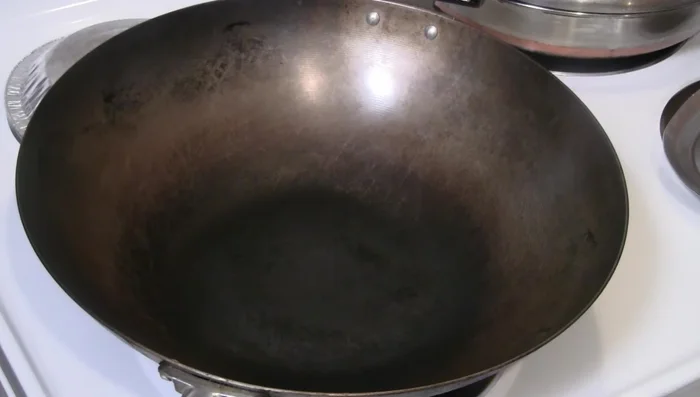 Preheat a wok at medium heat. Add 3 tbsp of cooking oil.