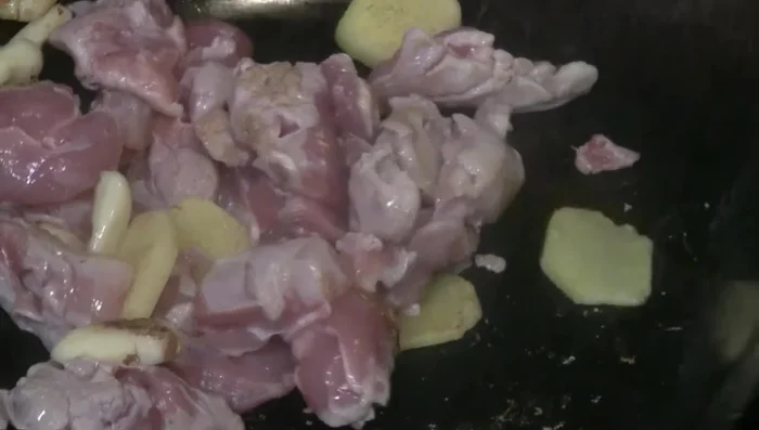 Mix ginger and garlic. Remove chicken; set aside.