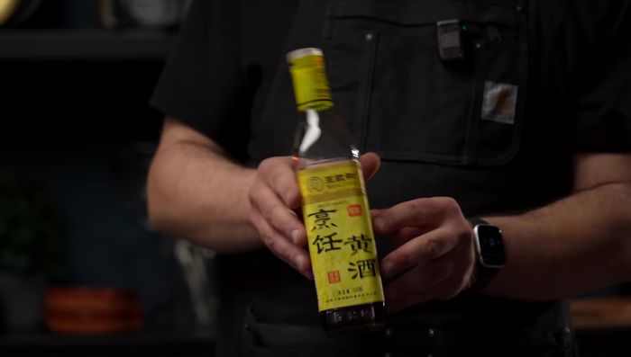 Marinate bite-sized chicken chunks with Chinese cooking wine, salt, and sugar.