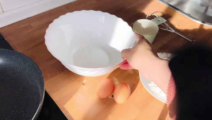 In a bowl, whisk together the eggs, milk, flour, corn flour, baking powder, salt, and pepper. Make a smooth batter.