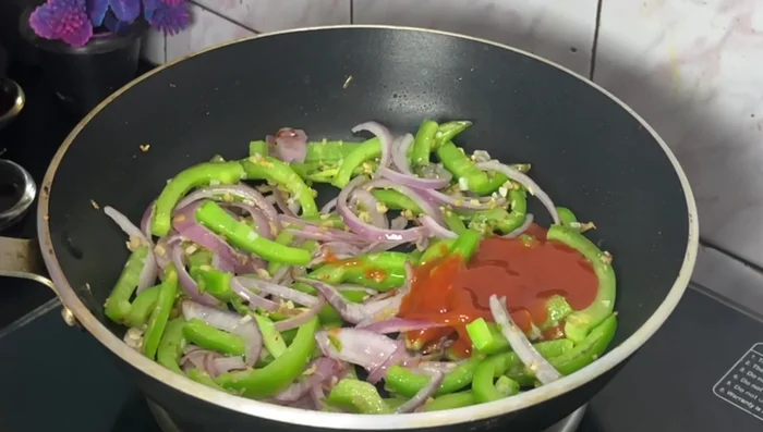 Add Siracha sauce, light soy sauce, black pepper powder, aromatic powder, and tomato ketchup to the sauce. Adjust seasoning with salt. (Optional: Add Chinese cooking wine)