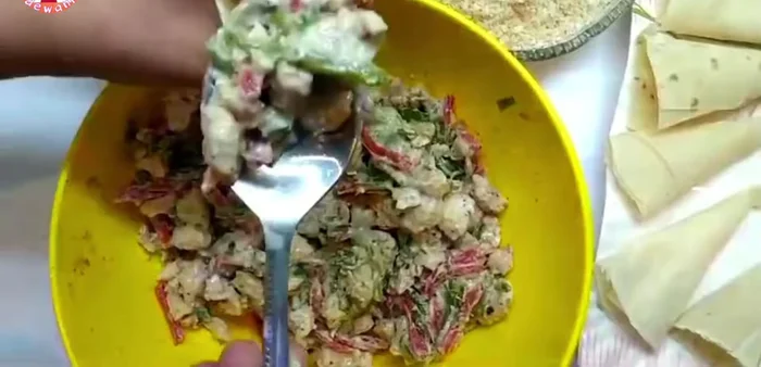 Fill the cones with the chicken mixture.