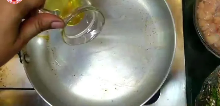 Heat 2-3 spoons of oil in a pan. Add 1 spoon of chopped garlic and fry until fragrant.