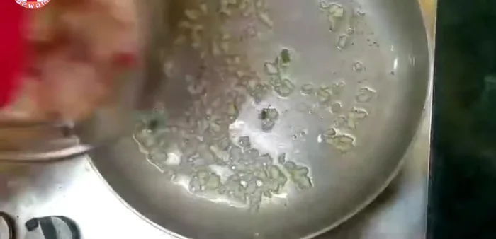 Add 1/2 kg boneless chicken (cut into small pieces) to the pan and fry until the rawness is gone and the water dries up. Cover while cooking.