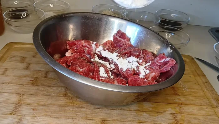 Season the beef with half of the black pepper, cornstarch, soy sauce, oil, ginger, garlic, and sugar.