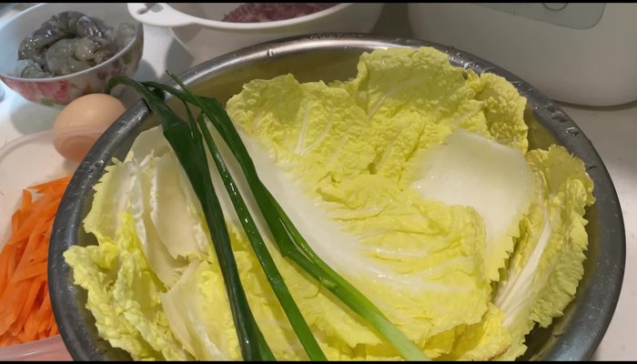 Prepare the ingredients: finely chop spring onions, carrots, and beans. Clean and cut shrimp into pieces.