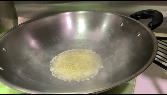 Prepare the sauce: Mix oyster sauce and flour to create a thickening sauce.