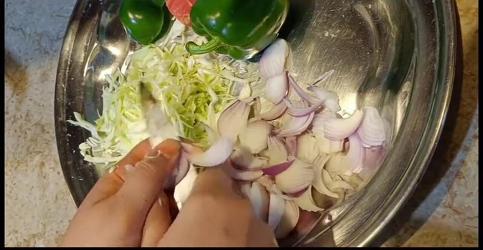 Finely chop cabbage, capsicum, red onion, and carrots. You can add any vegetables you like, or skip them entirely.