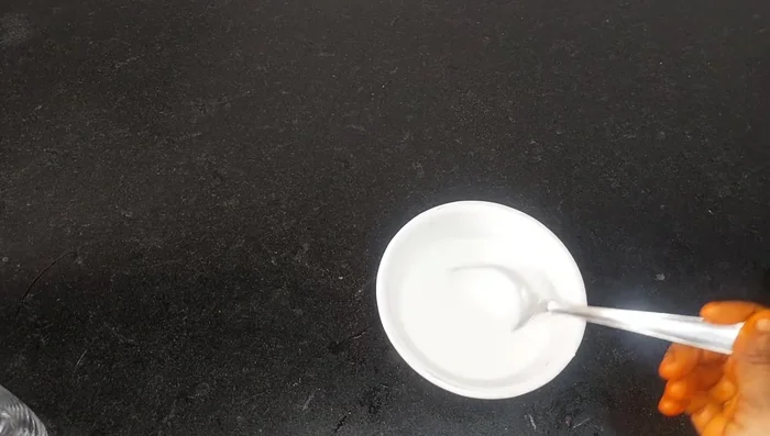 In a separate bowl, mix 1 tablespoon of corn flour with water to make a thin batter. Add this to the chutney and mix well.