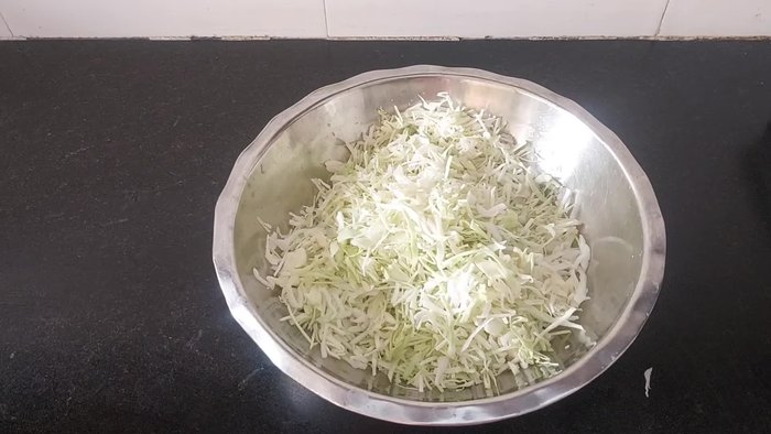 Cut 500g of cabbage into pieces.