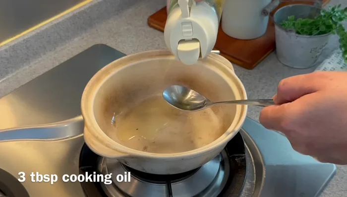Method 1: Heat a clay pot with 3 tbsp oil. Add chopped garlic and stir until lightly browned (medium-low heat). Set aside.