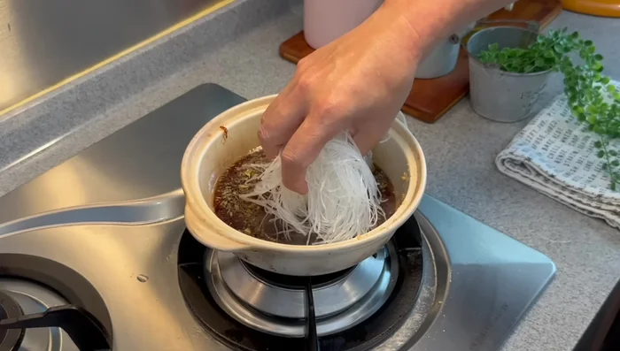 Method 1: Add soaked glass noodles and prawns. Cover and cook for 8 minutes.