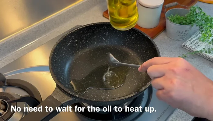 Method 2: Prepare sauce: Heat pan with oil, add chopped garlic and stir until fragrant (medium-low heat). Add chili (optional).