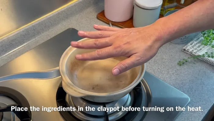 Method 2: In a pot, layer napa cabbage, enoki mushrooms, and soaked glass noodles. Add prawns.