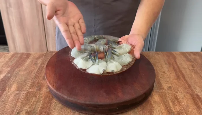 Prepare prawns: Devein, remove head and shell. Make a slit and create a flower shape.