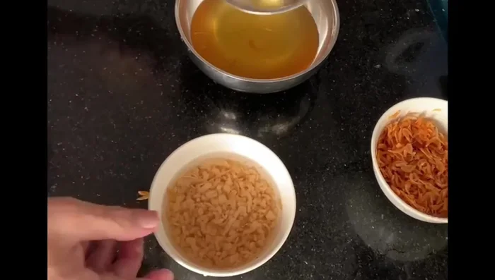 Rinse the salty tyo twice, drain, squeeze out excess water, and add to the bowl.