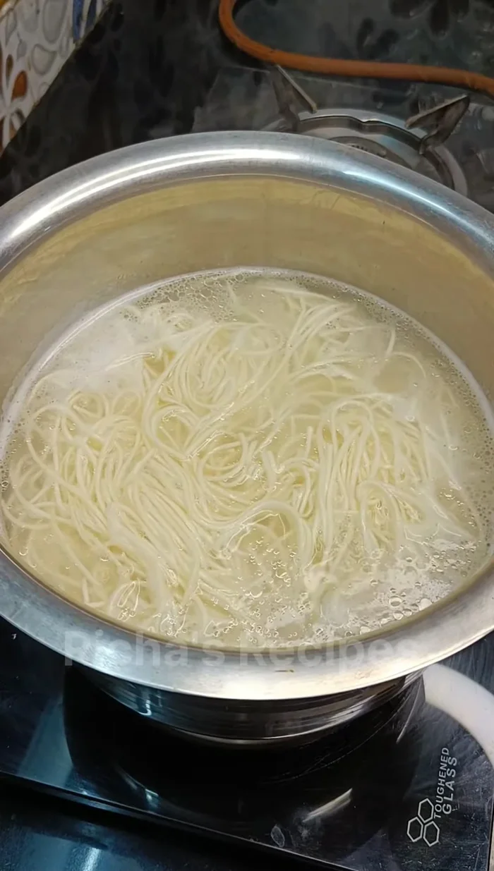 Remove noodles and rinse thoroughly with cold water 2-3 times to stop the cooking process. Spread on a plate, add a little oil, and set aside for 15-20 minutes.