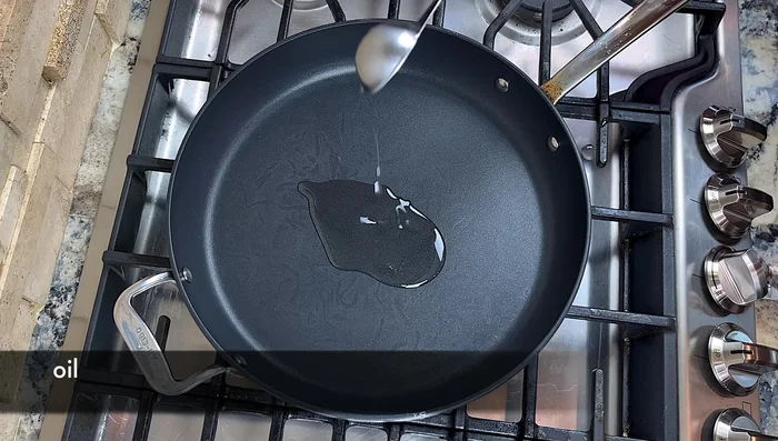 Stir-fry onions and bean sprouts: Add oil to a hot pan (medium-high heat), stir-fry onions for 15 seconds. Add bean sprouts, salt, and stir-fry for 1 minute. Remove from pan.