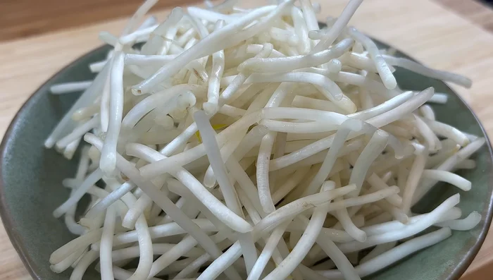 Prepare bean sprouts: remove both ends (optional).