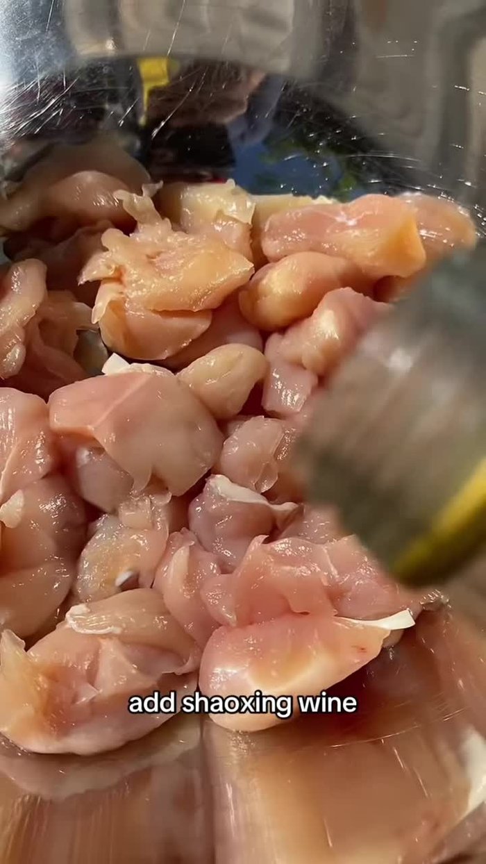 Cut the chicken into pieces. Marinate overnight with Shaoxing wine, soy sauce, dark soy sauce, black pepper powder, baking soda, corn starch, and MSG. Mix well.