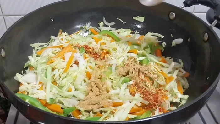 Add salt, chilli flakes, chaat masala, soy sauce, chilli sauce, vinegar, hot chilli sauce, and black pepper. Mix well and stir-fry on high heat for 20-40 seconds.