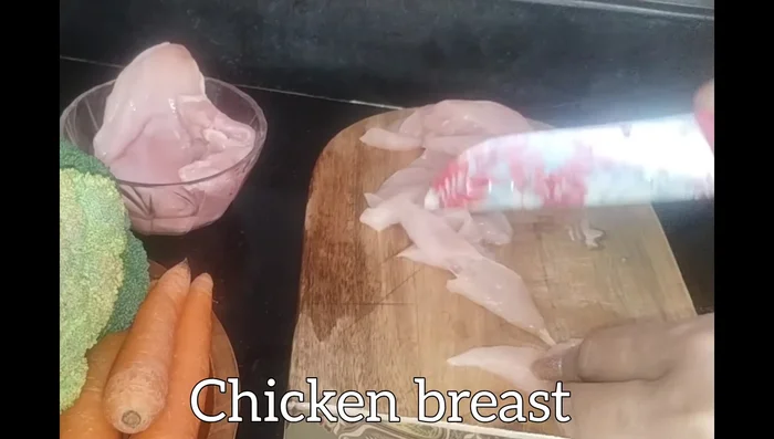 Cut chicken breast into thin pieces, neither too thin nor too thick. Cut them into a good shape and keep them aside.