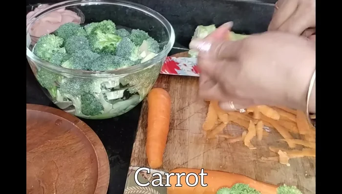 Peel carrots and cut them into pieces, neither too thin nor too thick. Put carrots in a bowl of water with some vinegar and set aside.