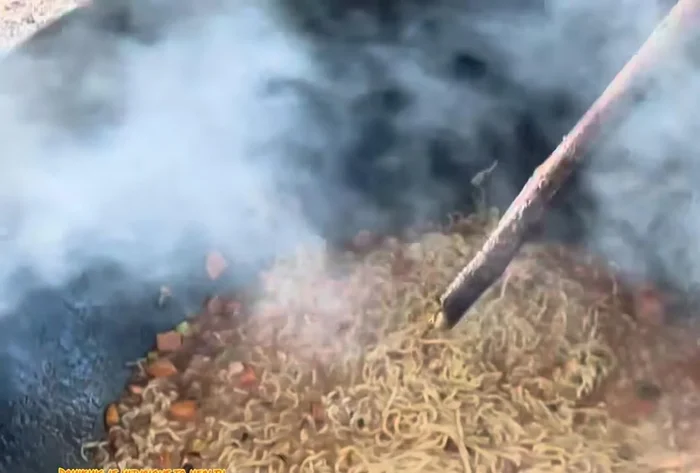 Drain the noodles and place them on a leaf/plate.