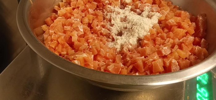 Marinate the chicken: Add salt, chicken powder, sugar, and potato starch to the chopped chicken.